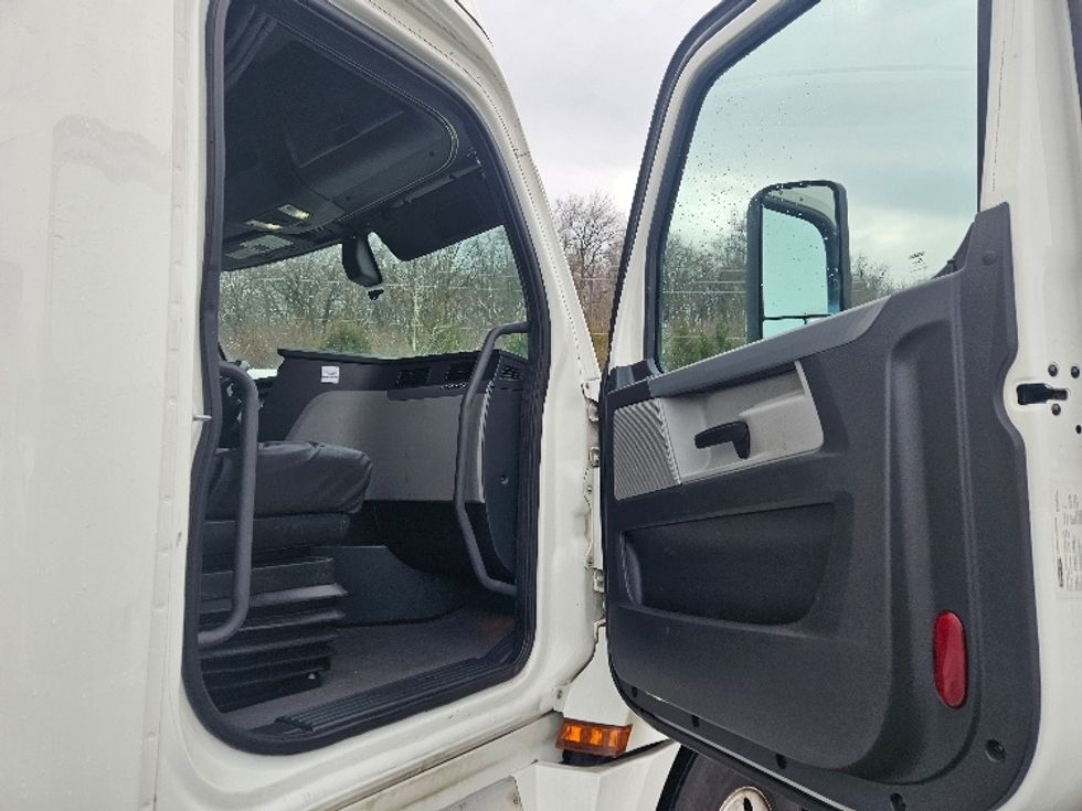 Sleeper Tractor-Heavy Duty Tractors-Freightliner-2020-T12664ST-Moberly-MO-659,567\n\t\tmiles-$ 48,000 - Image 14