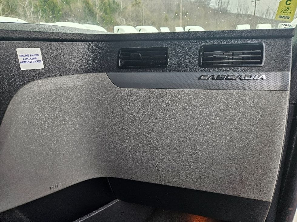 Sleeper Tractor-Heavy Duty Tractors-Freightliner-2020-T12664ST-Moberly-MO-659,567\n\t\tmiles-$ 48,000 - Image 15