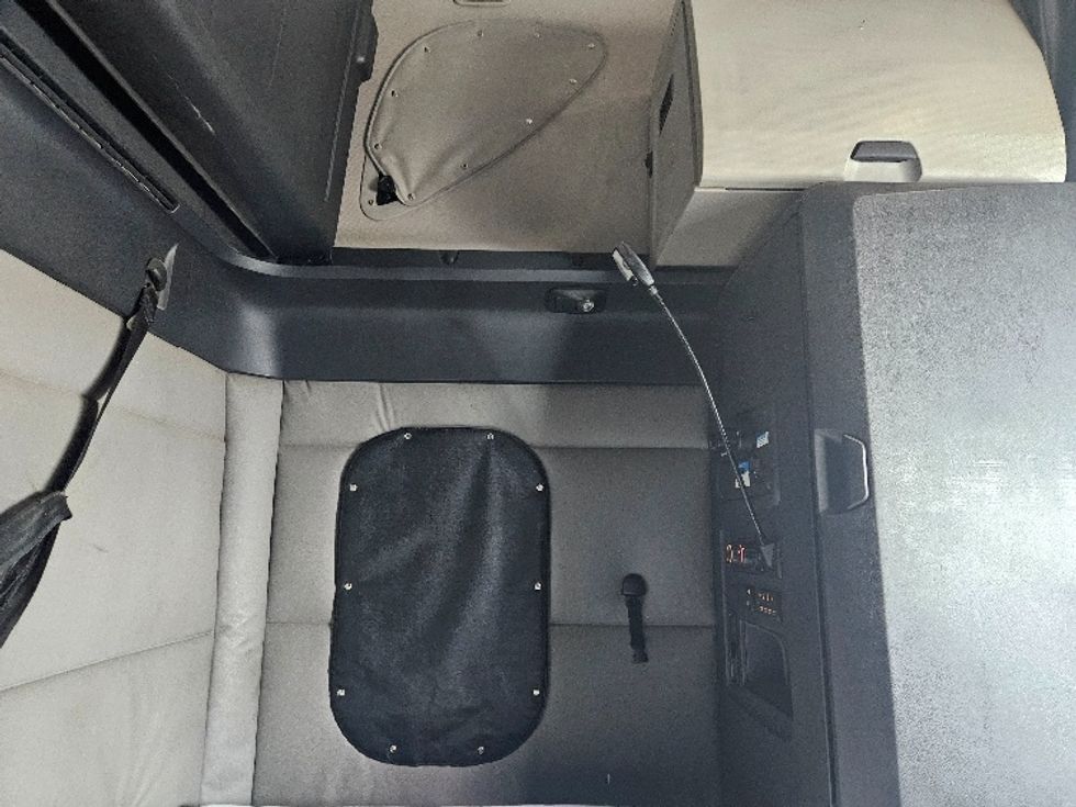 Sleeper Tractor-Heavy Duty Tractors-Freightliner-2020-T12664ST-Moberly-MO-659,567\n\t\tmiles-$ 48,000 - Image 18