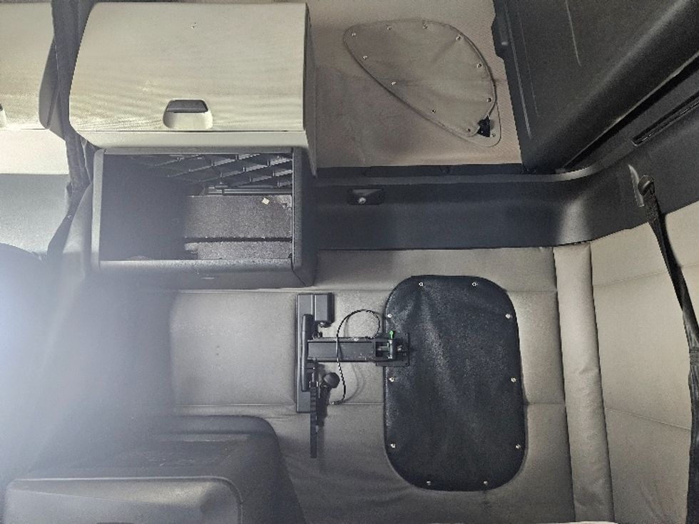 Sleeper Tractor-Heavy Duty Tractors-Freightliner-2020-T12664ST-Moberly-MO-659,567\n\t\tmiles-$ 48,000 - Image 19