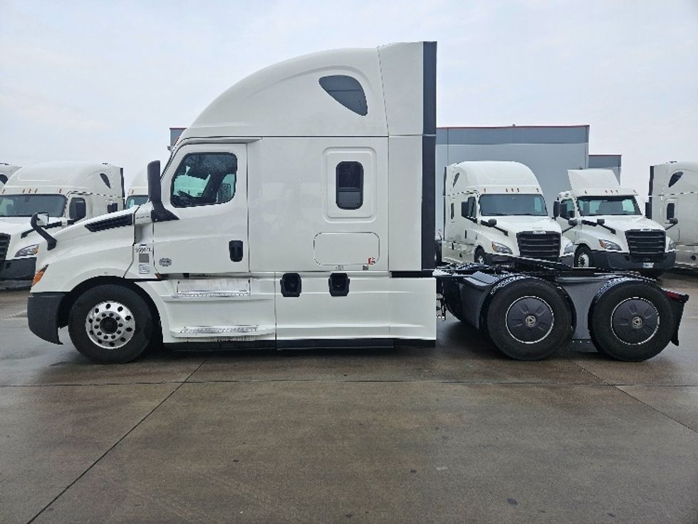 Sleeper Tractor-Heavy Duty Tractors-Freightliner-2020-T12664ST-Moberly-MO-659,567\n\t\tmiles-$ 48,000 - Image 4
