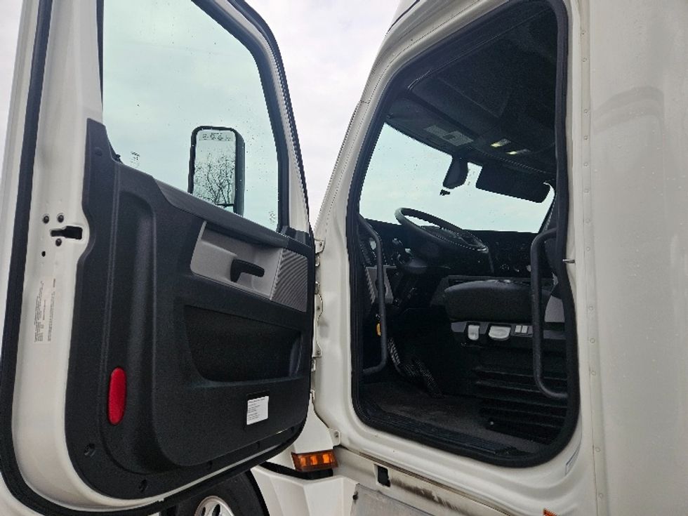 Sleeper Tractor-Heavy Duty Tractors-Freightliner-2020-T12664ST-Moberly-MO-659,567\n\t\tmiles-$ 48,000 - Image 9