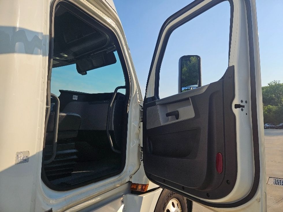 Sleeper Tractor-Heavy Duty Tractors-Freightliner-2020-T12664ST-Moberly-MO-662,980\n\t\tmiles-$ 52,500 - Image 13