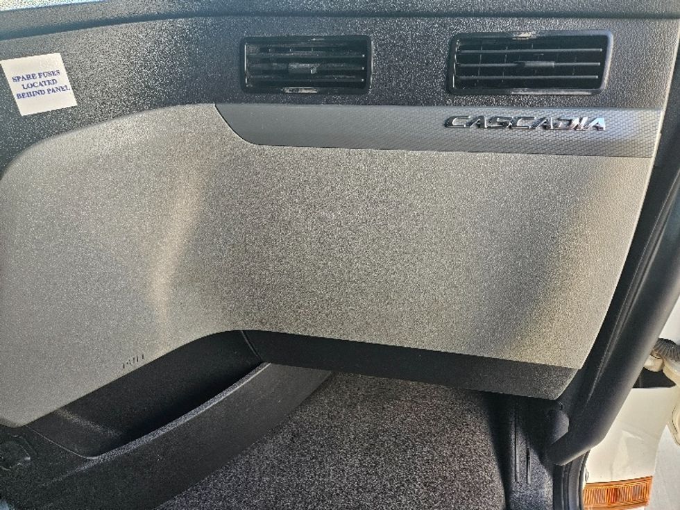 Sleeper Tractor-Heavy Duty Tractors-Freightliner-2020-T12664ST-Moberly-MO-662,980\n\t\tmiles-$ 52,500 - Image 14