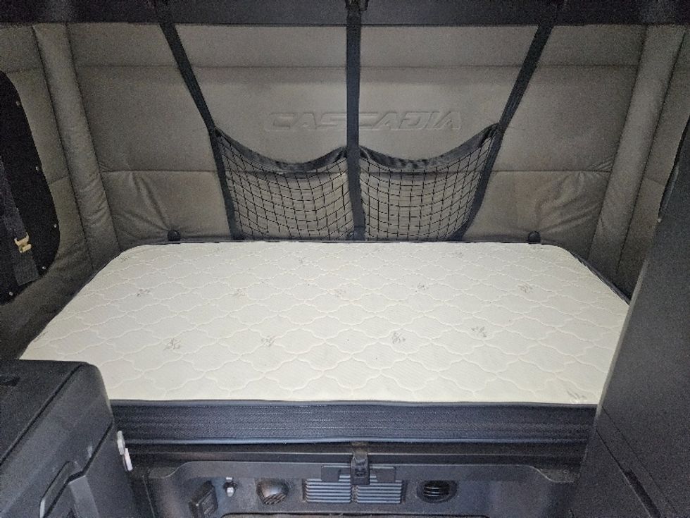 Sleeper Tractor-Heavy Duty Tractors-Freightliner-2020-T12664ST-Moberly-MO-662,980\n\t\tmiles-$ 52,500 - Image 16