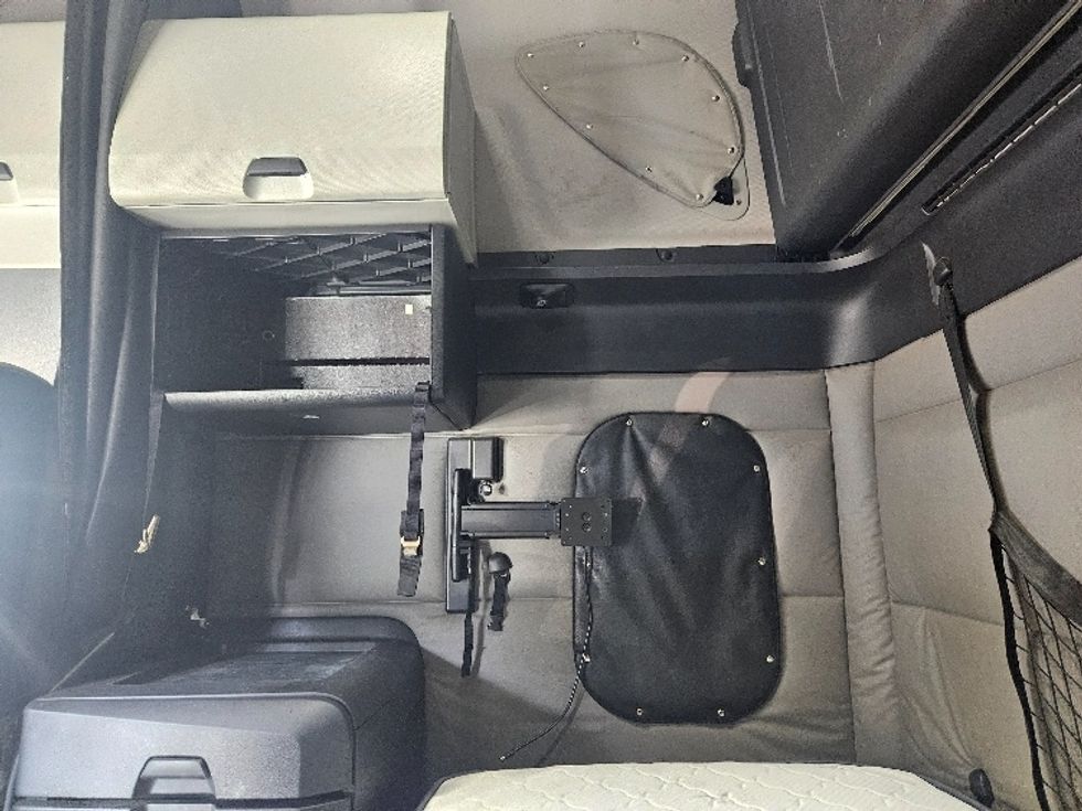 Sleeper Tractor-Heavy Duty Tractors-Freightliner-2020-T12664ST-Moberly-MO-662,980\n\t\tmiles-$ 52,500 - Image 19