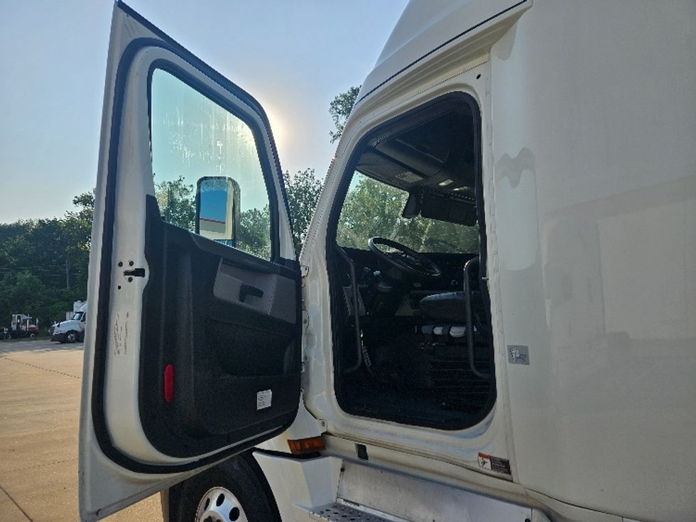 Sleeper Tractor-Heavy Duty Tractors-Freightliner-2020-T12664ST-Moberly-MO-662,980\n\t\tmiles-$ 52,500 - Image 9