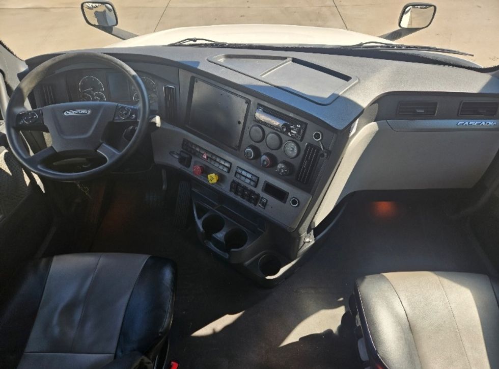 Sleeper Tractor-Heavy Duty Tractors-Freightliner-2020-T12664ST-Moberly-MO-672,486\n\t\tmiles-$ 48,000 - Image 12