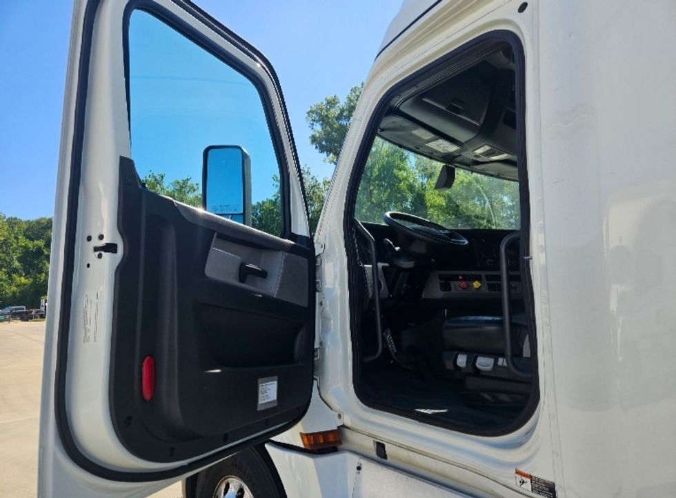 Sleeper Tractor-Heavy Duty Tractors-Freightliner-2020-T12664ST-Moberly-MO-672,486\n\t\tmiles-$ 48,000 - Image 9
