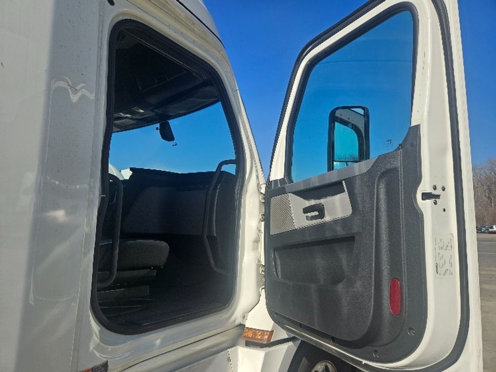 Sleeper Tractor-Heavy Duty Tractors-Freightliner-2020-T12664ST-Moberly-MO-674,848\n\t\tmiles-$ 46,750 - Image 13