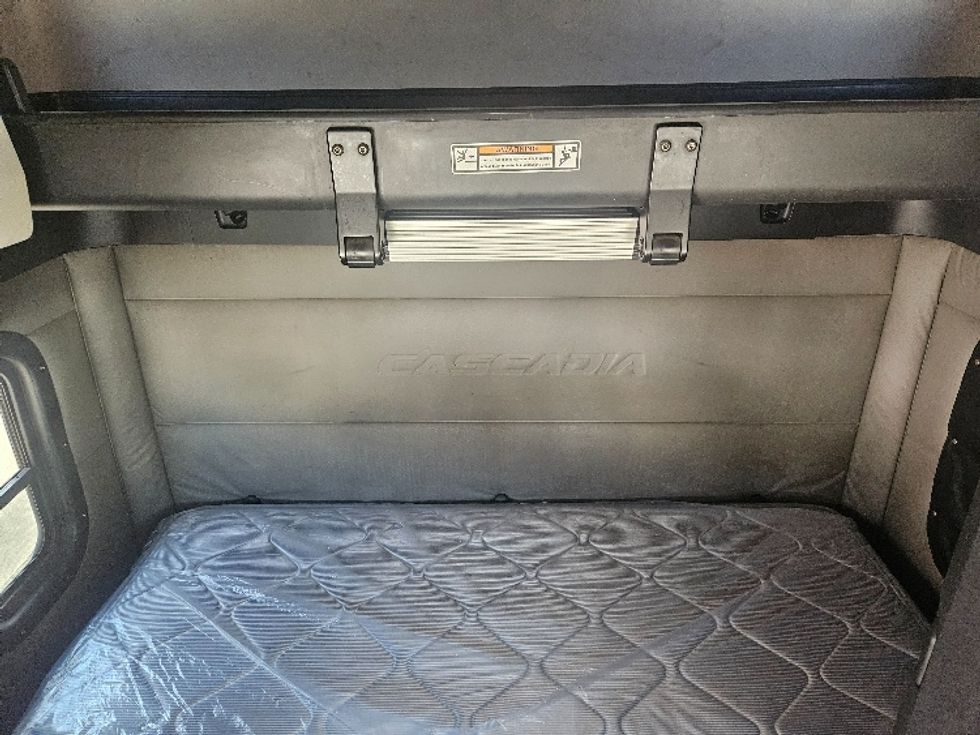 Sleeper Tractor-Heavy Duty Tractors-Freightliner-2020-T12664ST-Moberly-MO-674,848\n\t\tmiles-$ 46,750 - Image 16