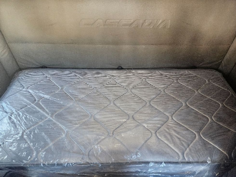 Sleeper Tractor-Heavy Duty Tractors-Freightliner-2020-T12664ST-Moberly-MO-674,848\n\t\tmiles-$ 46,750 - Image 17