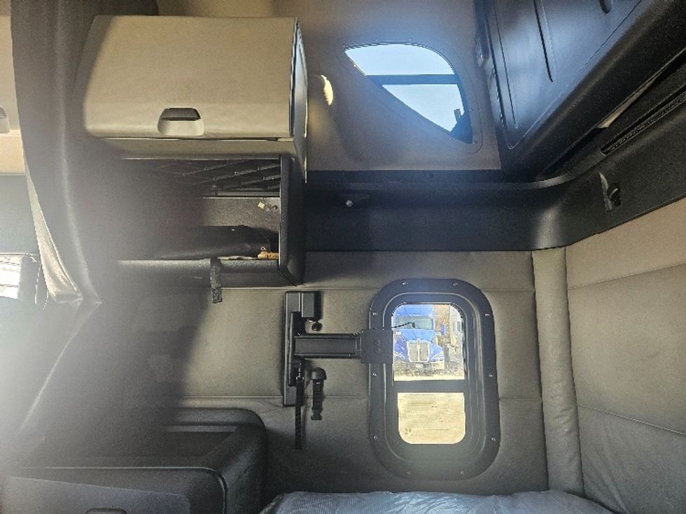 Sleeper Tractor-Heavy Duty Tractors-Freightliner-2020-T12664ST-Moberly-MO-674,848\n\t\tmiles-$ 46,750 - Image 19