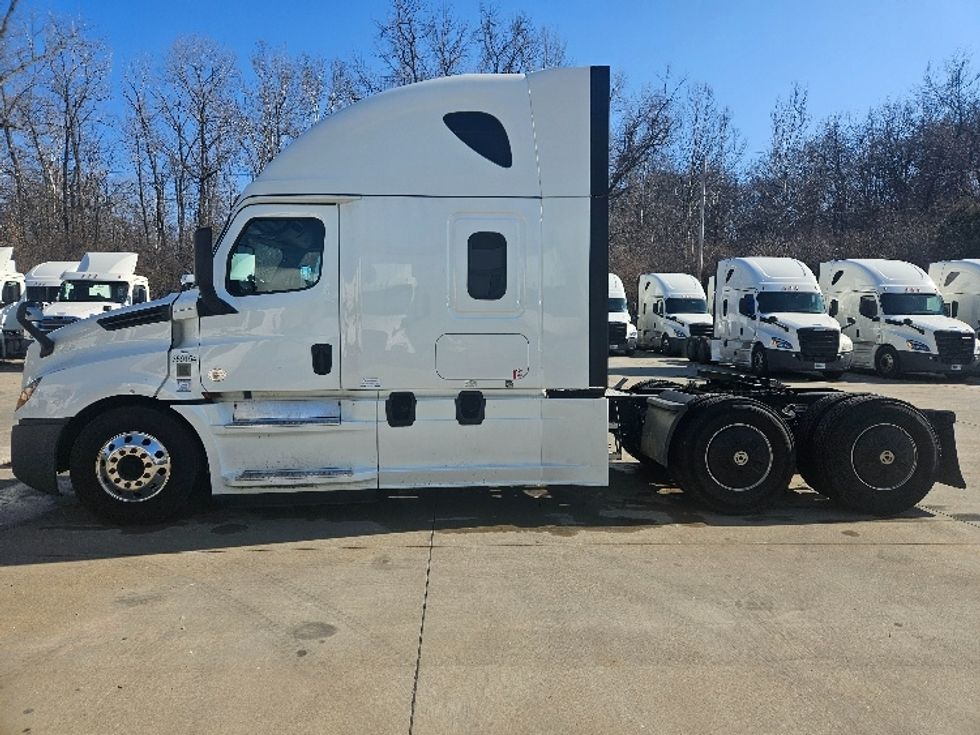 Sleeper Tractor-Heavy Duty Tractors-Freightliner-2020-T12664ST-Moberly-MO-674,848\n\t\tmiles-$ 46,750 - Image 4