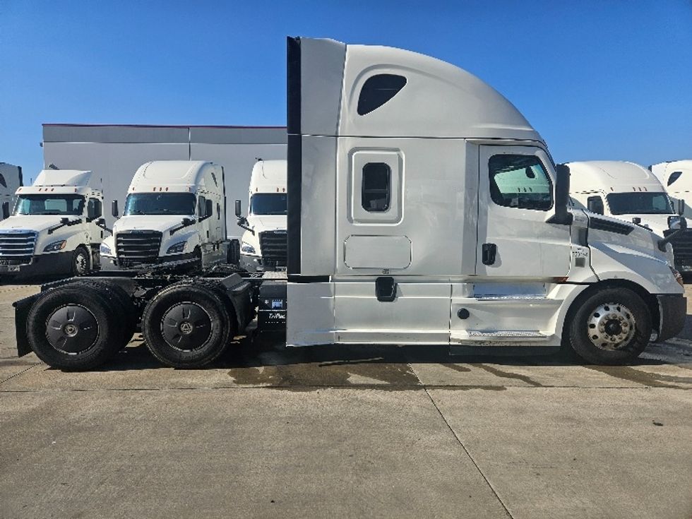 Sleeper Tractor-Heavy Duty Tractors-Freightliner-2020-T12664ST-Moberly-MO-674,848\n\t\tmiles-$ 46,750 - Image 8