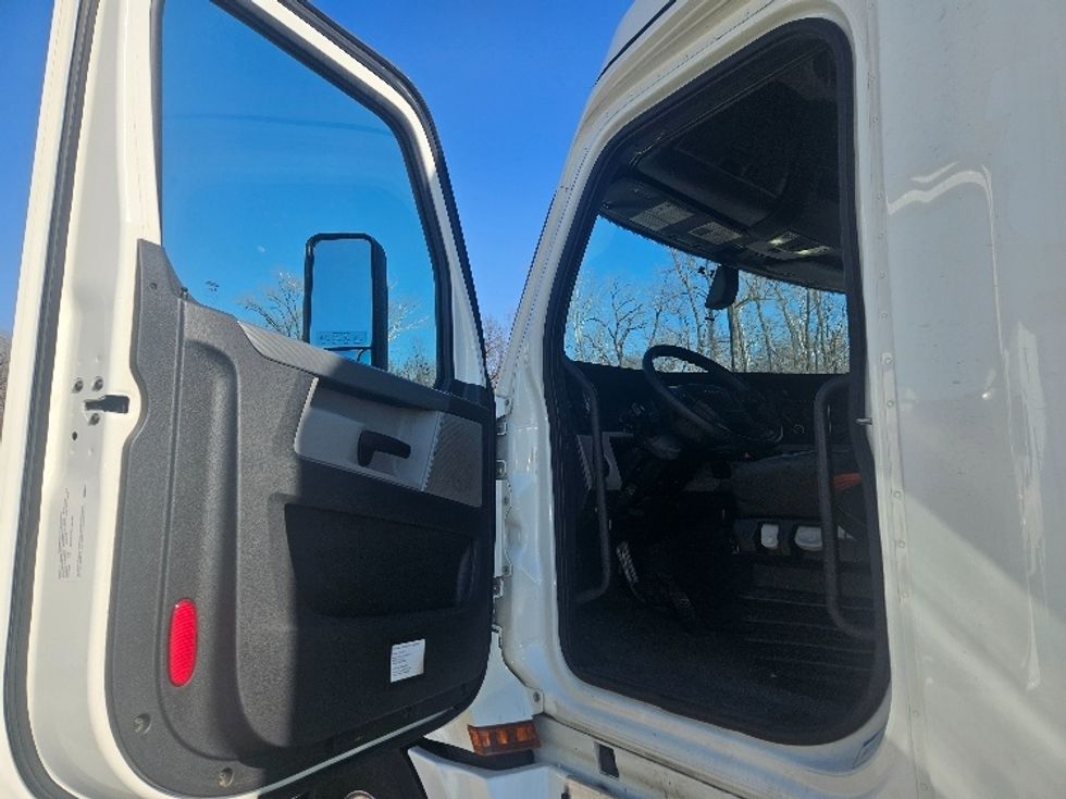 Sleeper Tractor-Heavy Duty Tractors-Freightliner-2020-T12664ST-Moberly-MO-674,848\n\t\tmiles-$ 46,750 - Image 9