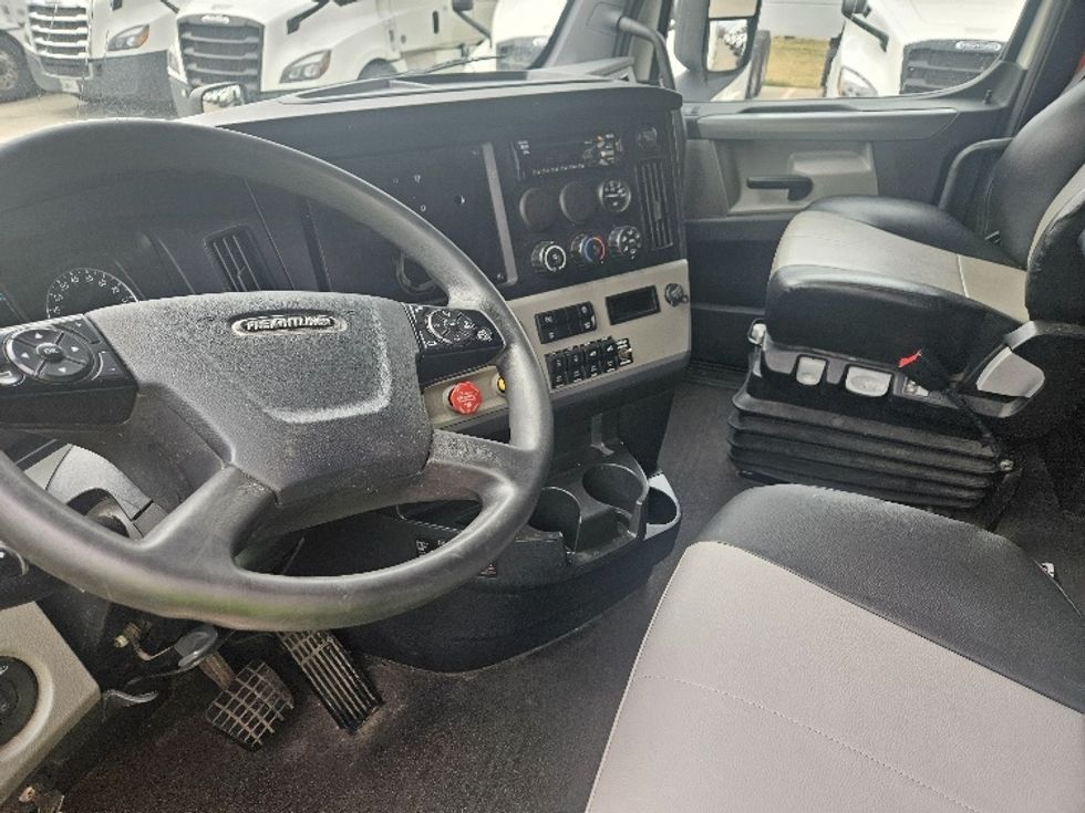 Sleeper Tractor-Heavy Duty Tractors-Freightliner-2020-T12664ST-Moberly-MO-680,905\n\t\tmiles-$ 46,500 - Image 10