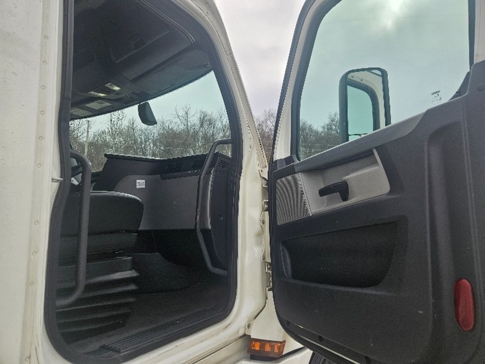 Sleeper Tractor-Heavy Duty Tractors-Freightliner-2020-T12664ST-Moberly-MO-680,905\n\t\tmiles-$ 46,500 - Image 13