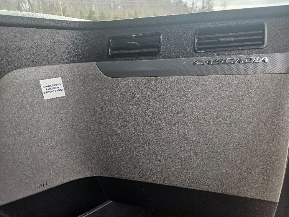 Sleeper Tractor-Heavy Duty Tractors-Freightliner-2020-T12664ST-Moberly-MO-680,905\n\t\tmiles-$ 46,500 - Image 14