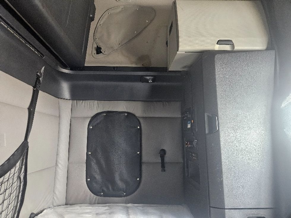 Sleeper Tractor-Heavy Duty Tractors-Freightliner-2020-T12664ST-Moberly-MO-680,905\n\t\tmiles-$ 46,500 - Image 18