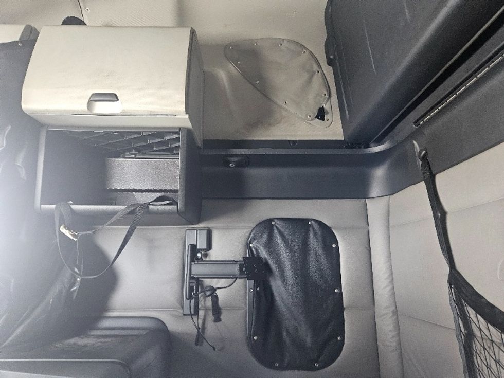 Sleeper Tractor-Heavy Duty Tractors-Freightliner-2020-T12664ST-Moberly-MO-680,905\n\t\tmiles-$ 46,500 - Image 19