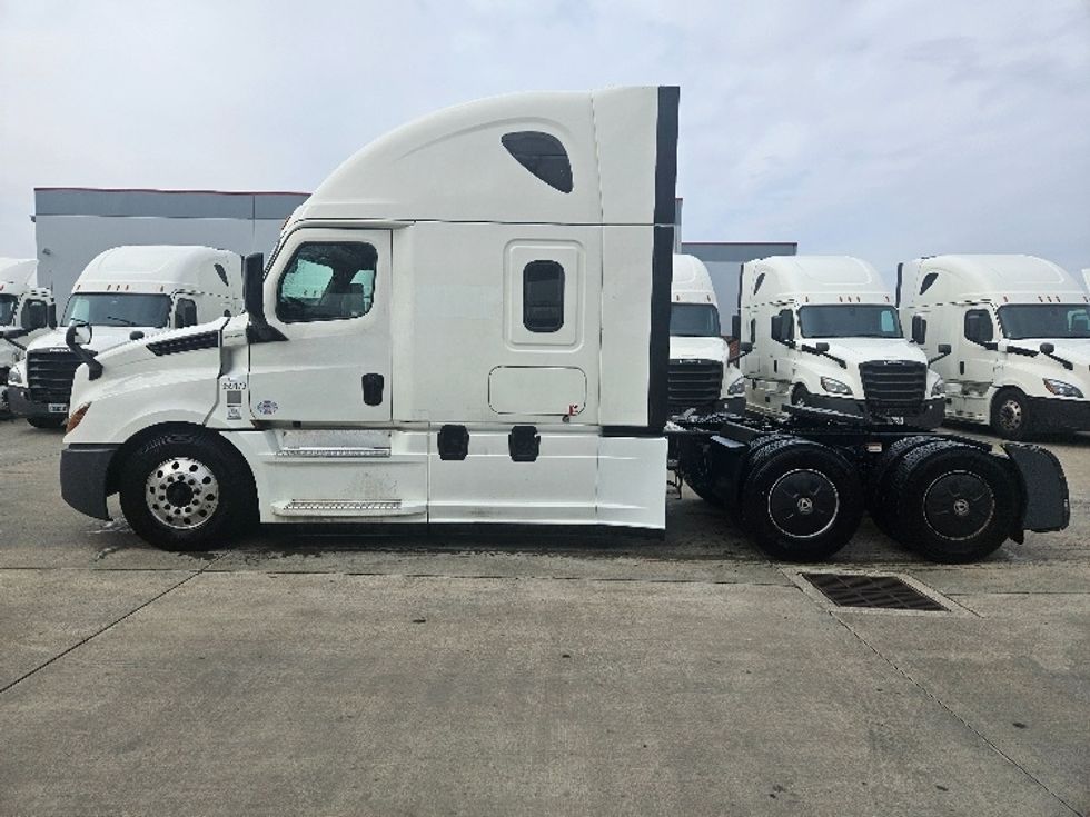 Sleeper Tractor-Heavy Duty Tractors-Freightliner-2020-T12664ST-Moberly-MO-680,905\n\t\tmiles-$ 46,500 - Image 4