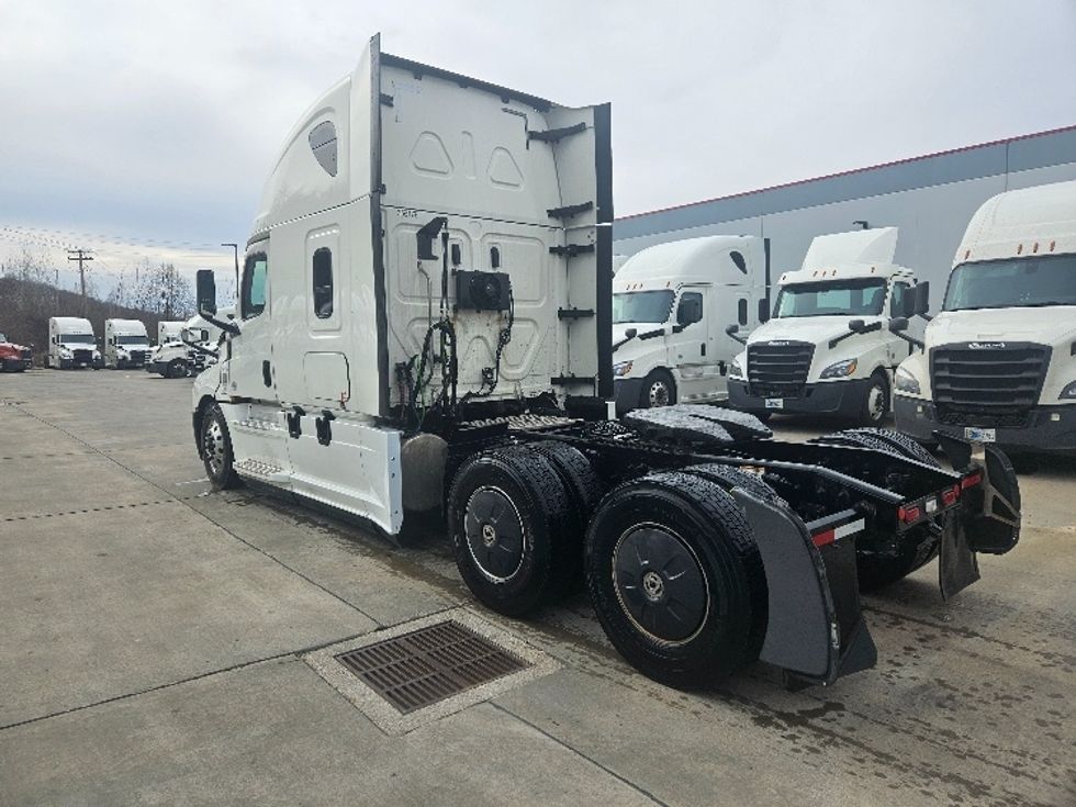 Sleeper Tractor-Heavy Duty Tractors-Freightliner-2020-T12664ST-Moberly-MO-680,905\n\t\tmiles-$ 46,500 - Image 5