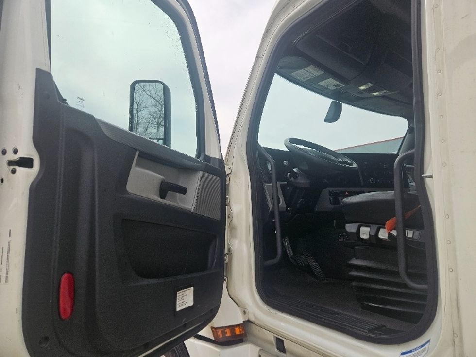 Sleeper Tractor-Heavy Duty Tractors-Freightliner-2020-T12664ST-Moberly-MO-680,905\n\t\tmiles-$ 46,500 - Image 9