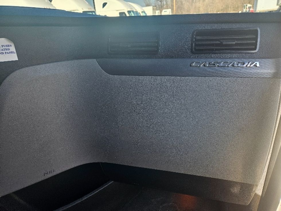 Sleeper Tractor-Heavy Duty Tractors-Freightliner-2020-T12664ST-Moberly-MO-681,531\n\t\tmiles-$ 46,250 - Image 14