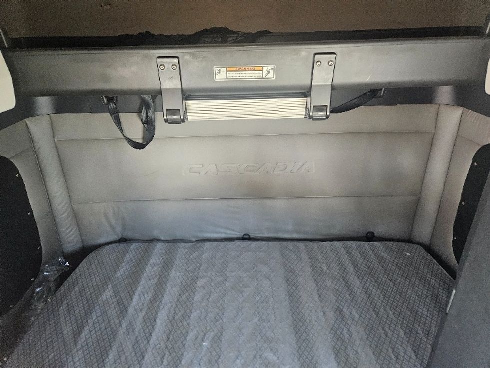 Sleeper Tractor-Heavy Duty Tractors-Freightliner-2020-T12664ST-Moberly-MO-681,531\n\t\tmiles-$ 46,250 - Image 16