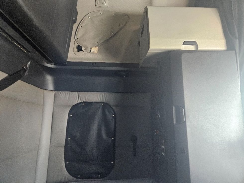 Sleeper Tractor-Heavy Duty Tractors-Freightliner-2020-T12664ST-Moberly-MO-681,531\n\t\tmiles-$ 46,250 - Image 18