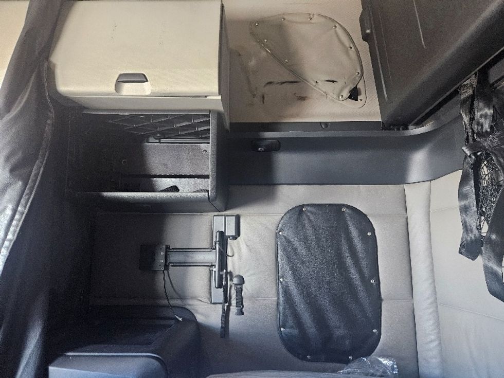 Sleeper Tractor-Heavy Duty Tractors-Freightliner-2020-T12664ST-Moberly-MO-681,531\n\t\tmiles-$ 46,250 - Image 19