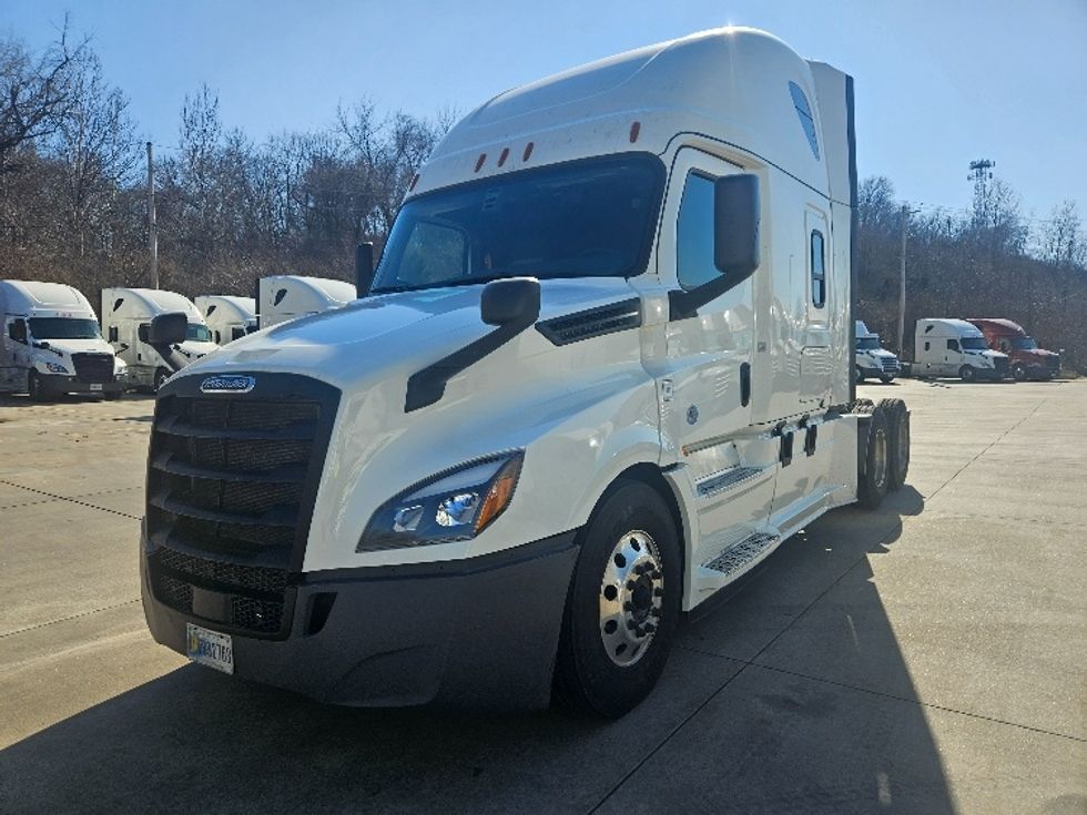 Sleeper Tractor-Heavy Duty Tractors-Freightliner-2020-T12664ST-Moberly-MO-681,531\n\t\tmiles-$ 46,250 - Image 3