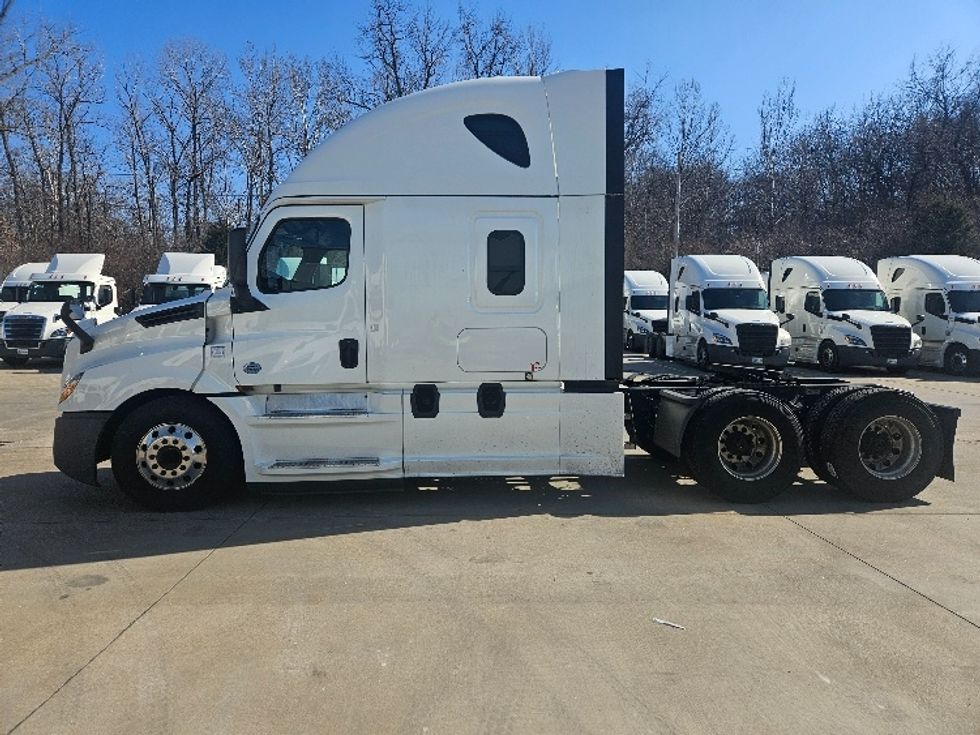 Sleeper Tractor-Heavy Duty Tractors-Freightliner-2020-T12664ST-Moberly-MO-681,531\n\t\tmiles-$ 46,250 - Image 4