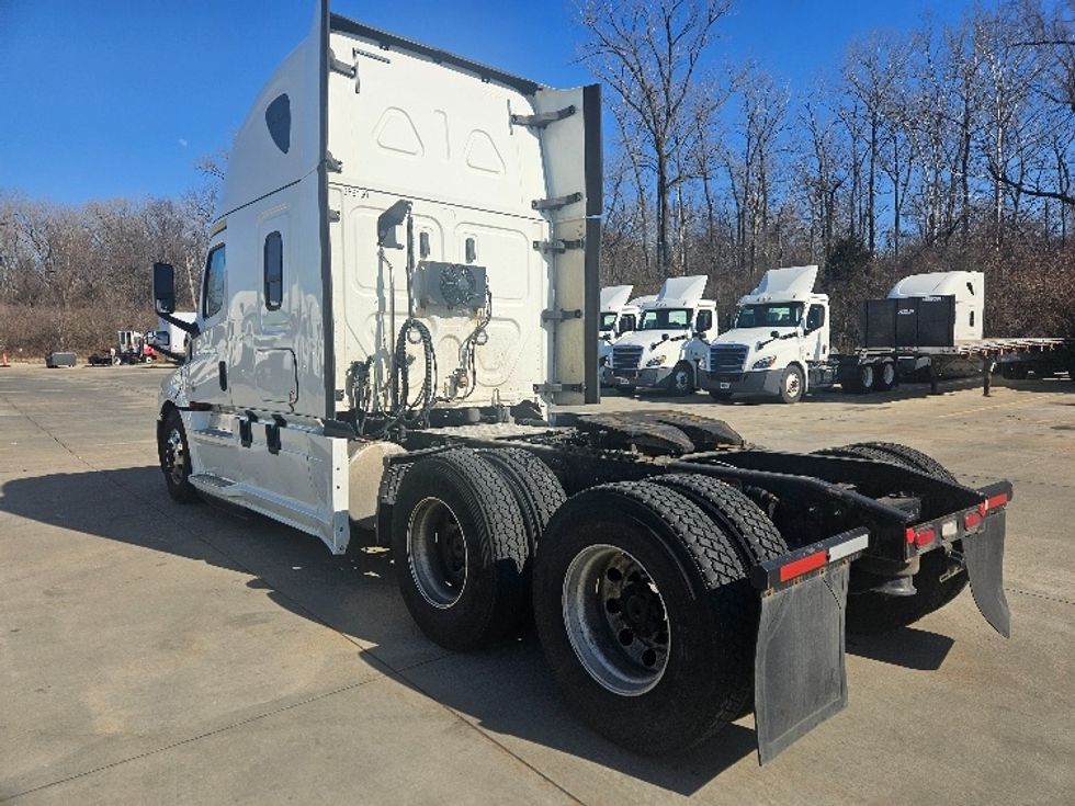Sleeper Tractor-Heavy Duty Tractors-Freightliner-2020-T12664ST-Moberly-MO-681,531\n\t\tmiles-$ 46,250 - Image 5