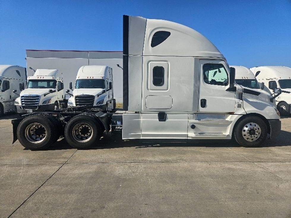 Sleeper Tractor-Heavy Duty Tractors-Freightliner-2020-T12664ST-Moberly-MO-681,531\n\t\tmiles-$ 46,250 - Image 8