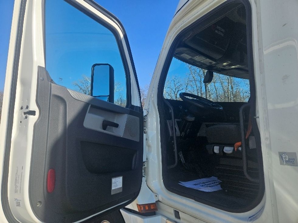 Sleeper Tractor-Heavy Duty Tractors-Freightliner-2020-T12664ST-Moberly-MO-681,531\n\t\tmiles-$ 46,250 - Image 9