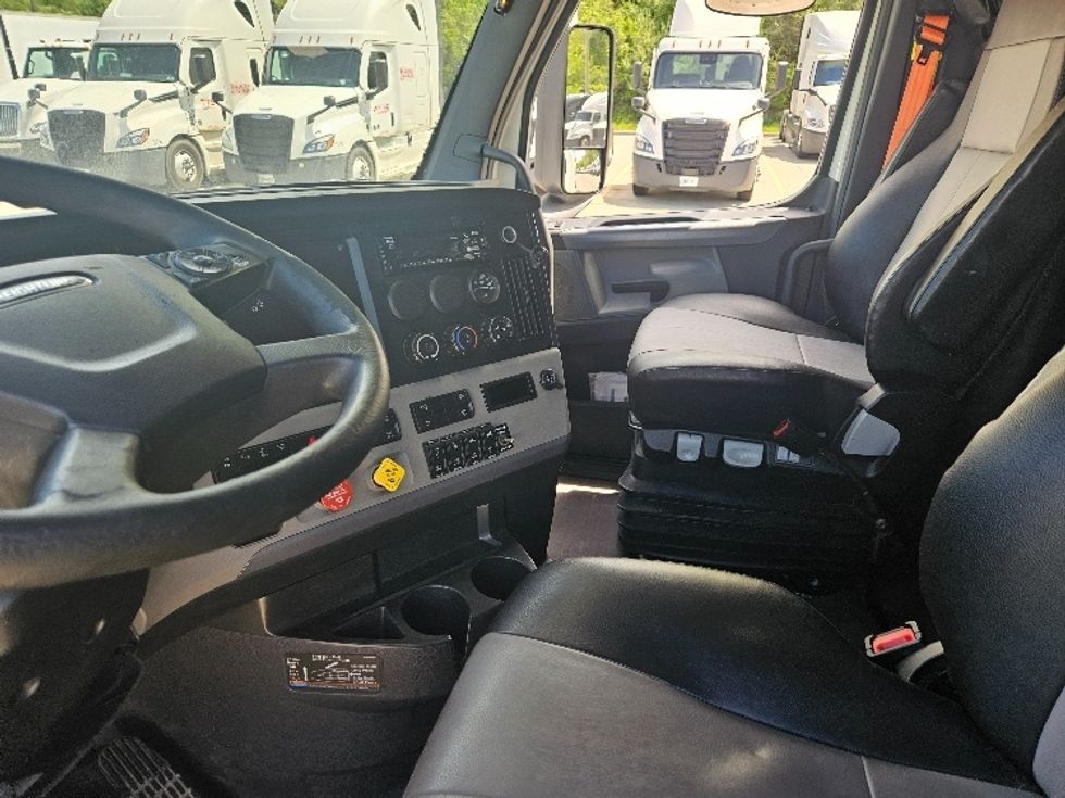 Sleeper Tractor-Heavy Duty Tractors-Freightliner-2020-T12664ST-Moberly-MO-683,870\n\t\tmiles-$ 49,500 - Image 10