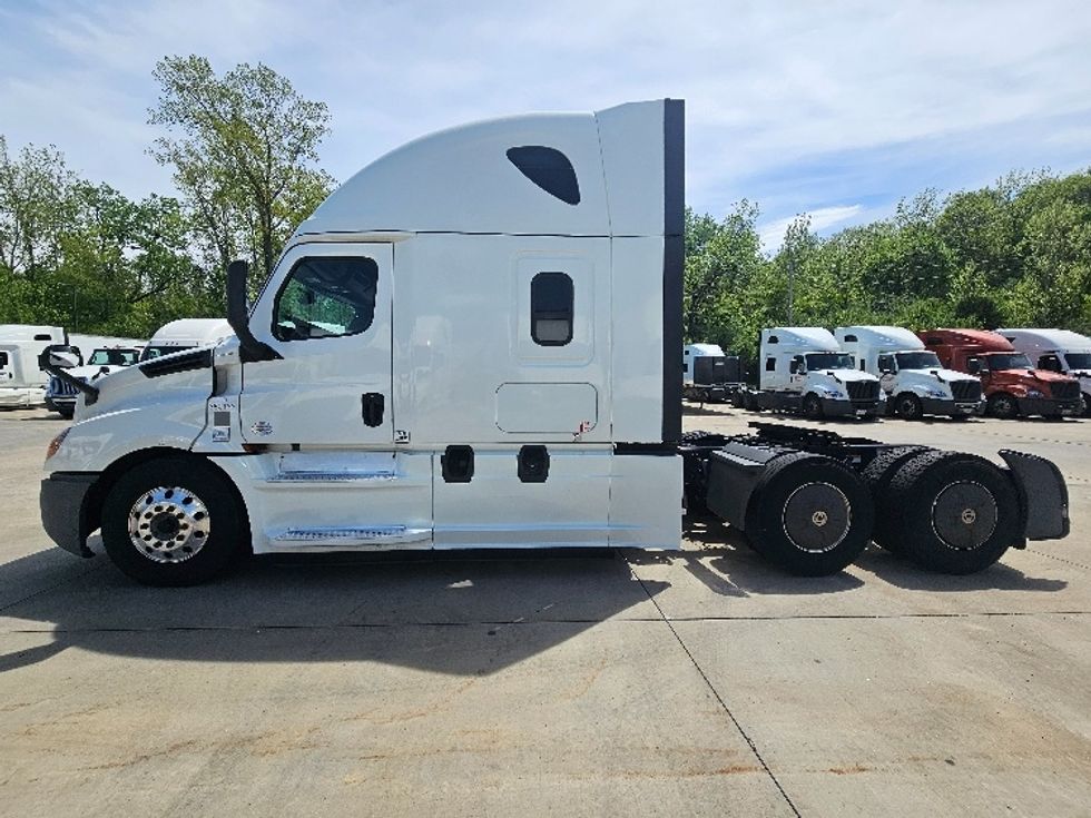 Sleeper Tractor-Heavy Duty Tractors-Freightliner-2020-T12664ST-Moberly-MO-683,870\n\t\tmiles-$ 49,500 - Image 4