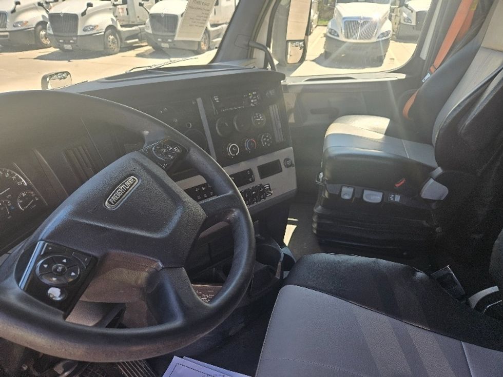 Sleeper Tractor-Heavy Duty Tractors-Freightliner-2020-T12664ST-Moberly-MO-685,647\n\t\tmiles-$ 46,750 - Image 10