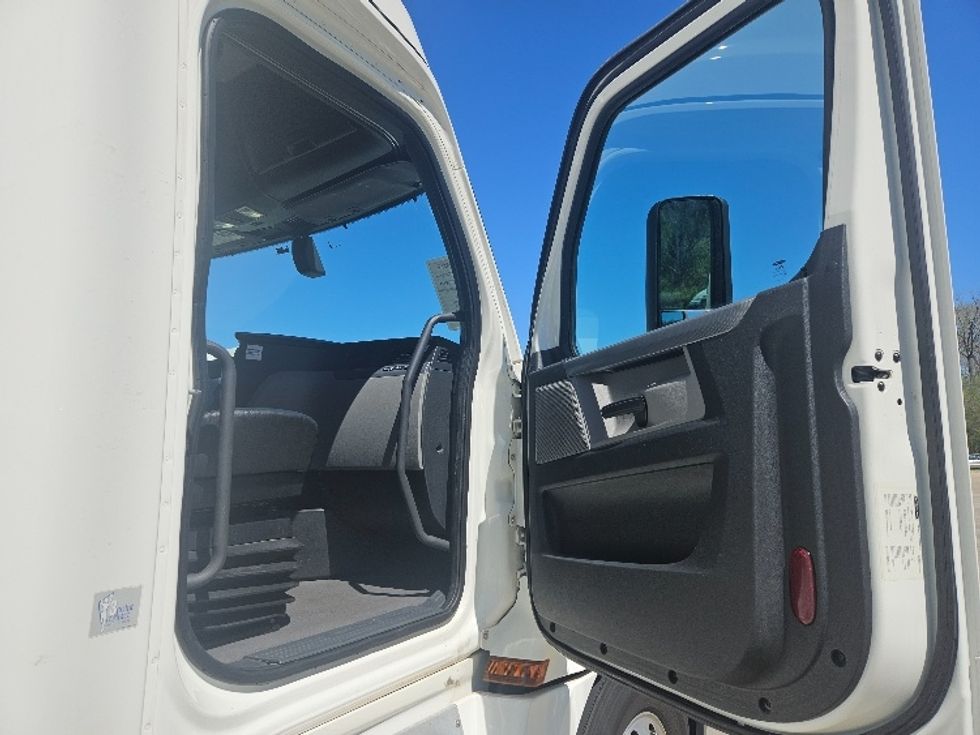 Sleeper Tractor-Heavy Duty Tractors-Freightliner-2020-T12664ST-Moberly-MO-685,647\n\t\tmiles-$ 46,750 - Image 13