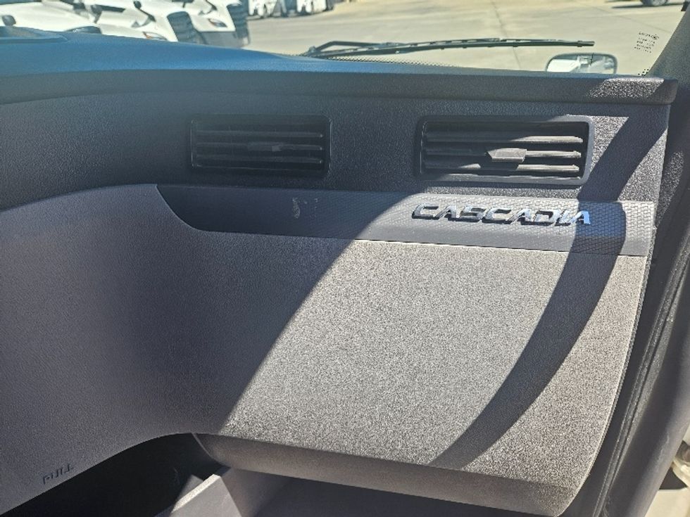 Sleeper Tractor-Heavy Duty Tractors-Freightliner-2020-T12664ST-Moberly-MO-685,647\n\t\tmiles-$ 46,750 - Image 14