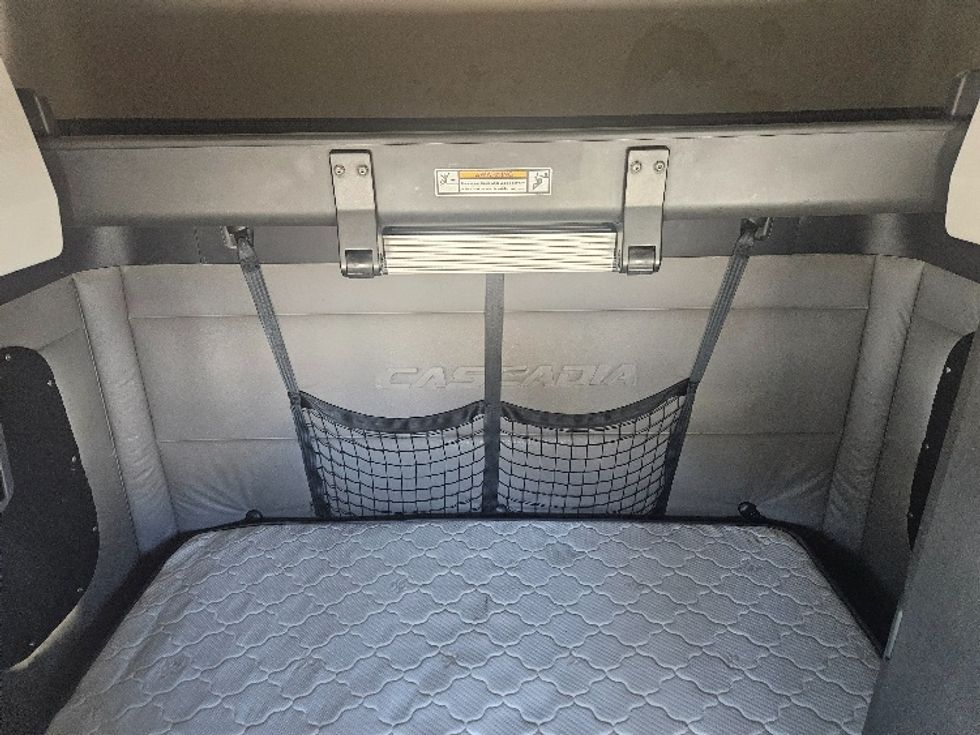 Sleeper Tractor-Heavy Duty Tractors-Freightliner-2020-T12664ST-Moberly-MO-685,647\n\t\tmiles-$ 46,750 - Image 16