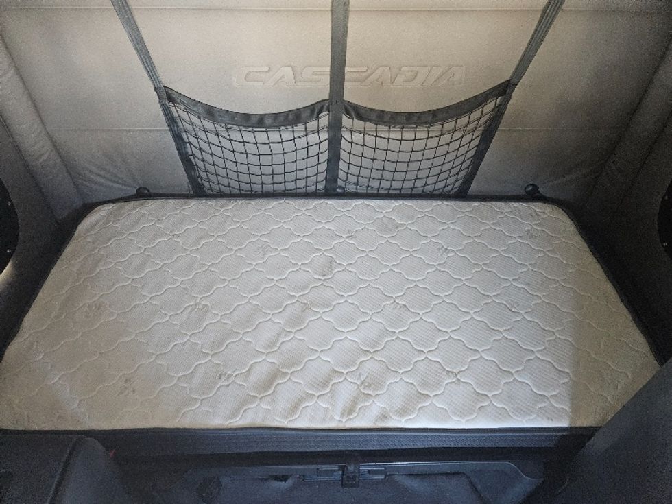 Sleeper Tractor-Heavy Duty Tractors-Freightliner-2020-T12664ST-Moberly-MO-685,647\n\t\tmiles-$ 46,750 - Image 17