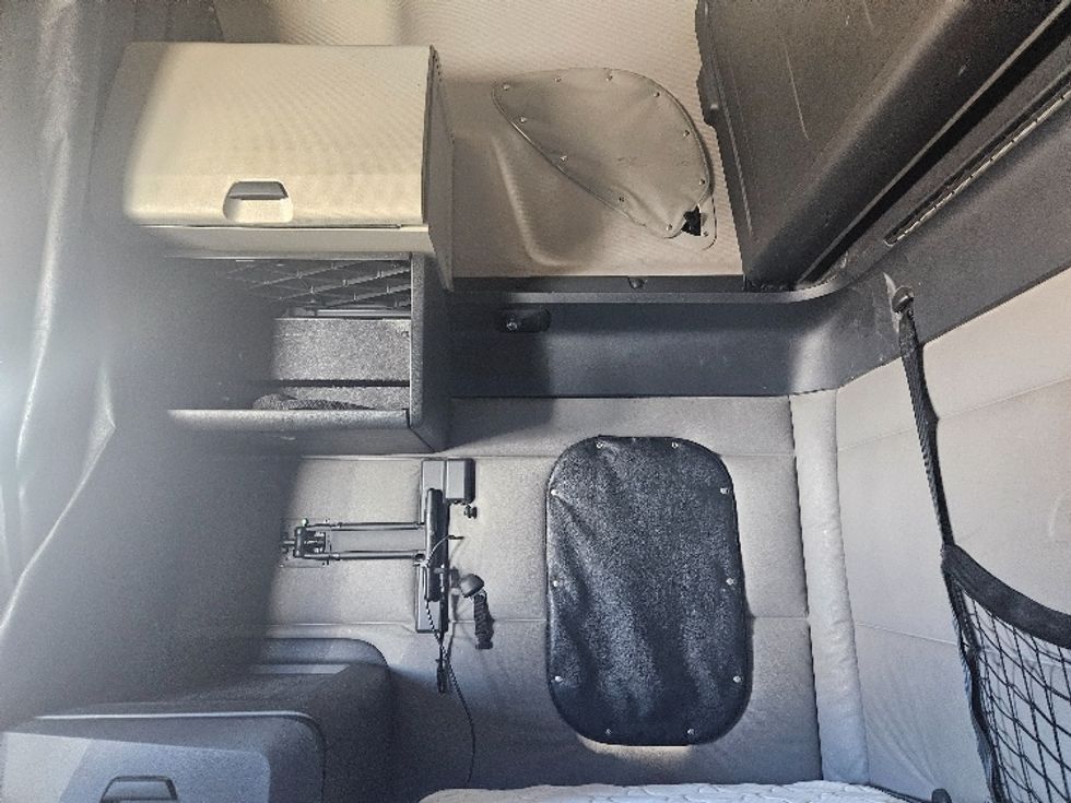 Sleeper Tractor-Heavy Duty Tractors-Freightliner-2020-T12664ST-Moberly-MO-685,647\n\t\tmiles-$ 46,750 - Image 19