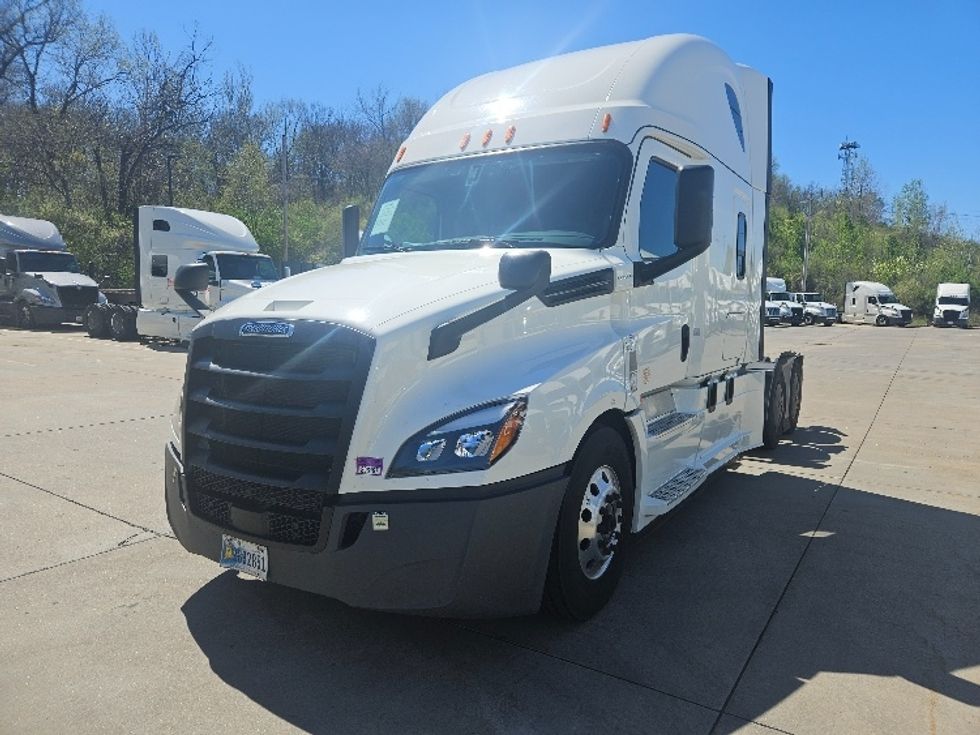 Sleeper Tractor-Heavy Duty Tractors-Freightliner-2020-T12664ST-Moberly-MO-685,647\n\t\tmiles-$ 46,750 - Image 3