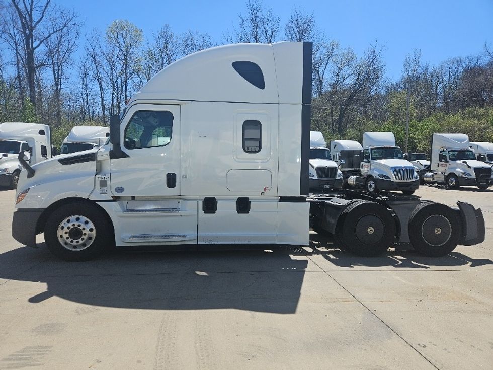 Sleeper Tractor-Heavy Duty Tractors-Freightliner-2020-T12664ST-Moberly-MO-685,647\n\t\tmiles-$ 46,750 - Image 4