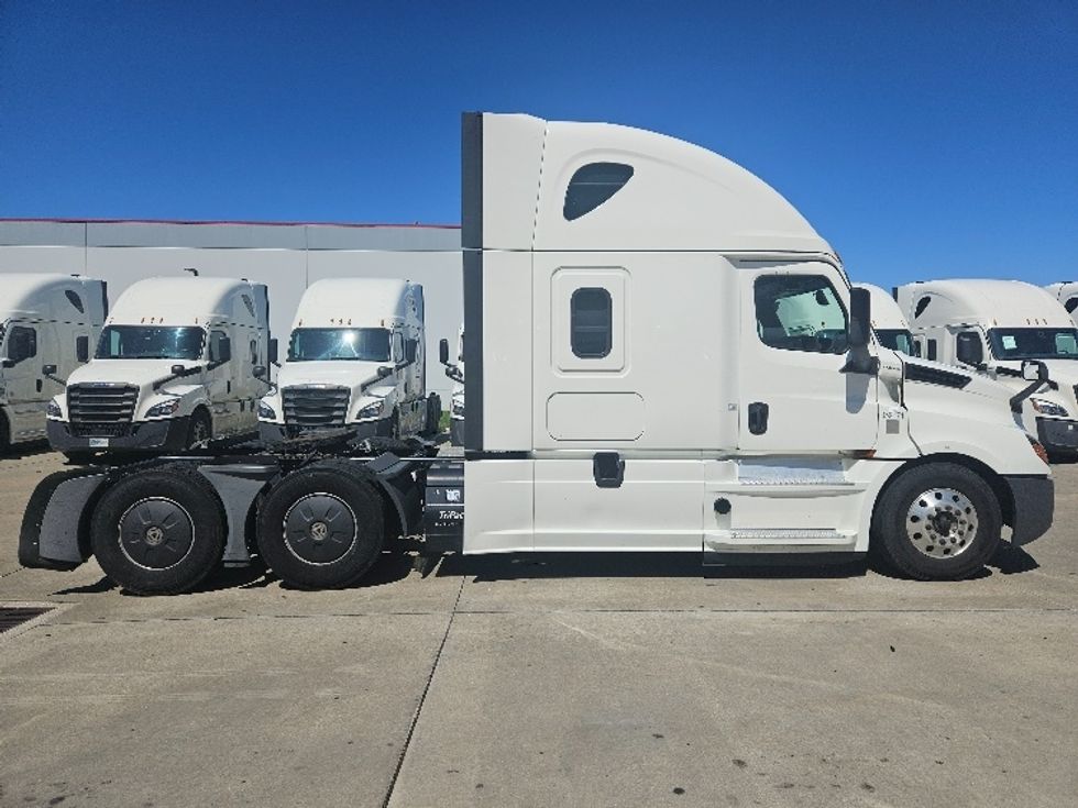 Sleeper Tractor-Heavy Duty Tractors-Freightliner-2020-T12664ST-Moberly-MO-685,647\n\t\tmiles-$ 46,750 - Image 8