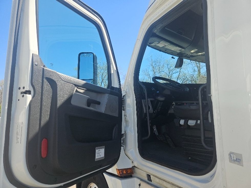 Sleeper Tractor-Heavy Duty Tractors-Freightliner-2020-T12664ST-Moberly-MO-685,647\n\t\tmiles-$ 46,750 - Image 9