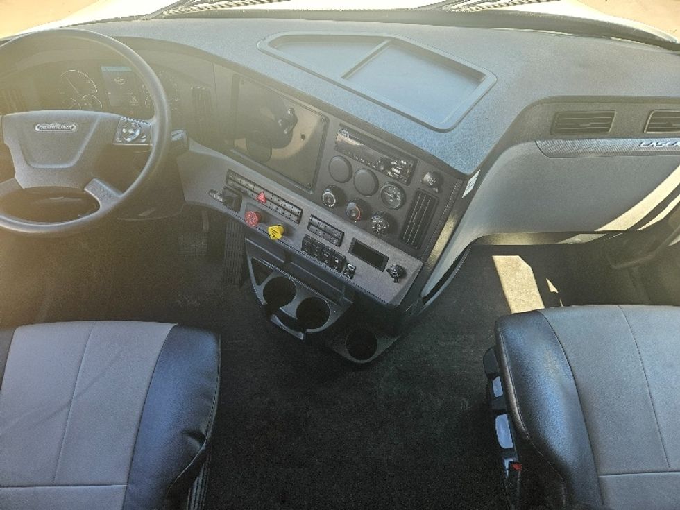 Sleeper Tractor-Heavy Duty Tractors-Freightliner-2020-T12664ST-Moberly-MO-699,635\n\t\tmiles-$ 46,000 - Image 12